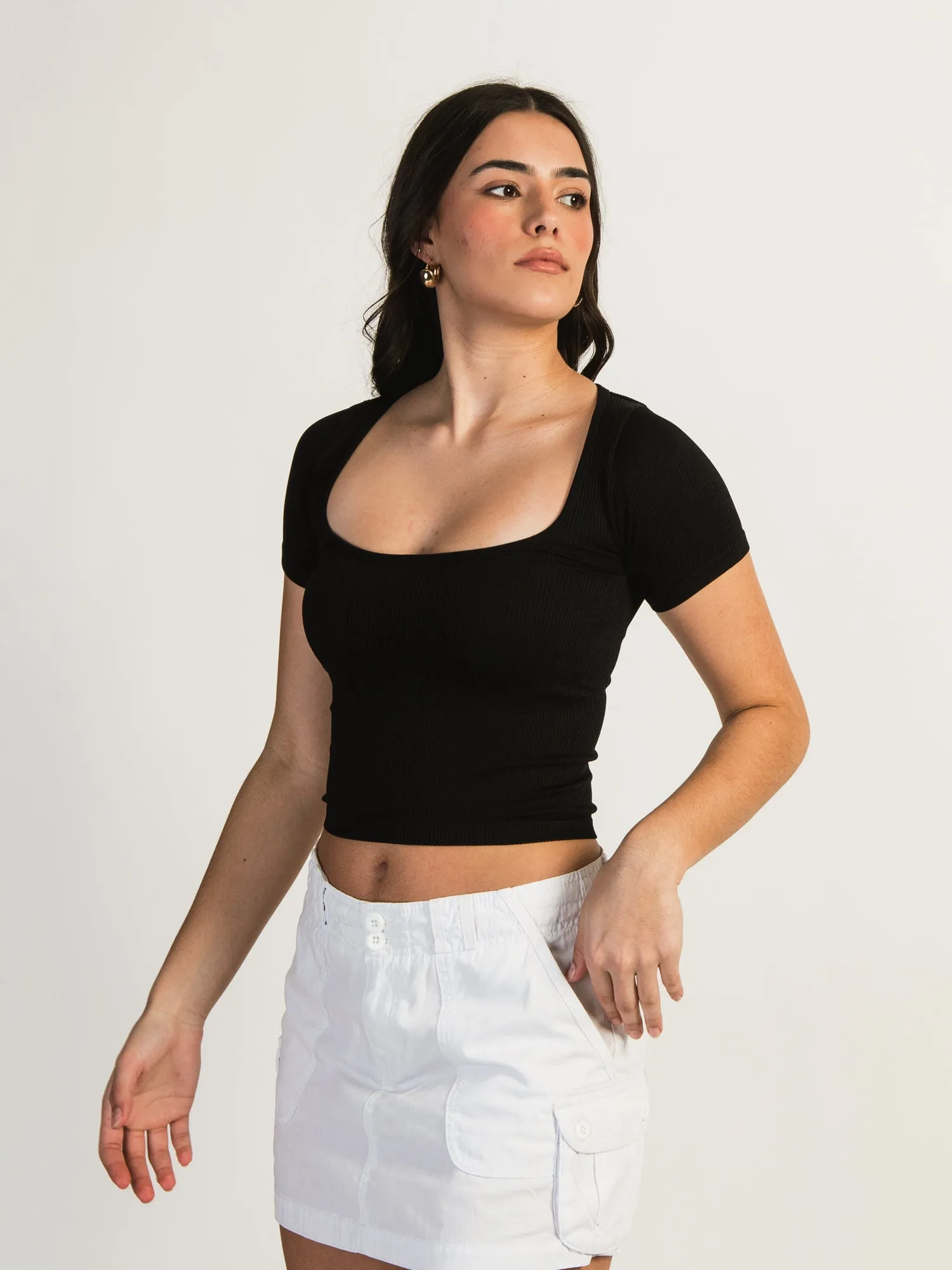 HARLOW SQUARE NECK SEAMLESS TEE - BLACK